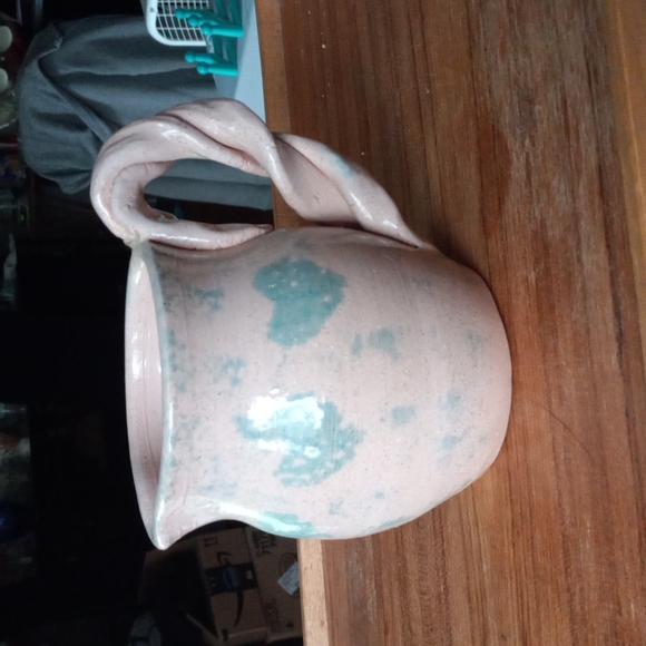 Handmade pottery signed. - Picture 1 of 3